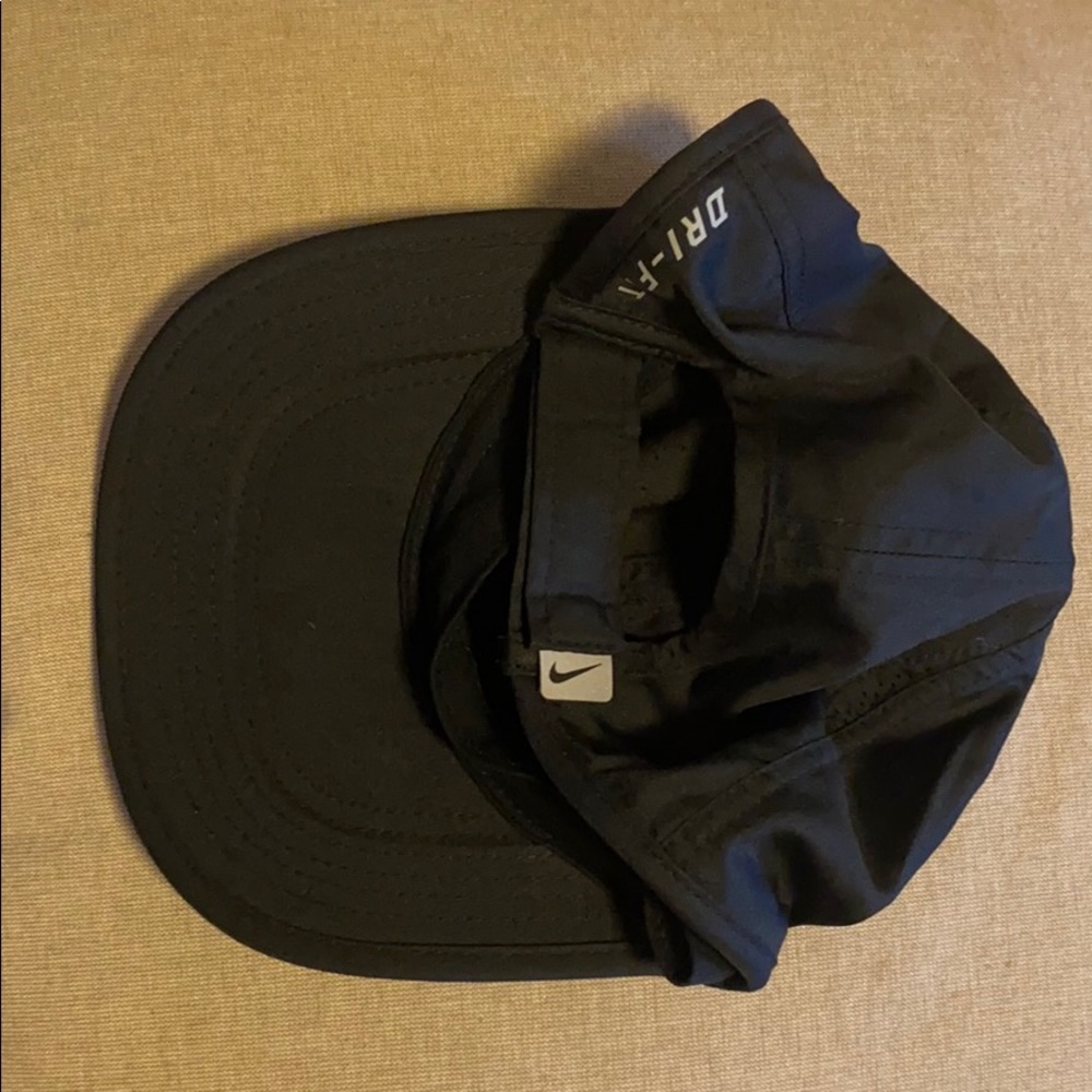 Two Woman’s Running Hats. In Great Condition! View 4